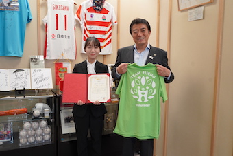 府中市長からデザイン学部へ感謝状贈呈