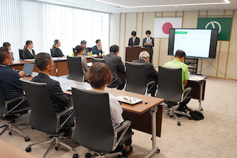 府中市長からデザイン学部へ感謝状贈呈