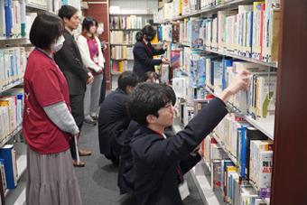 明星大学図書館での職業体験の様子1