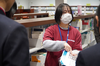 明星大学図書館での職業体験の様子2